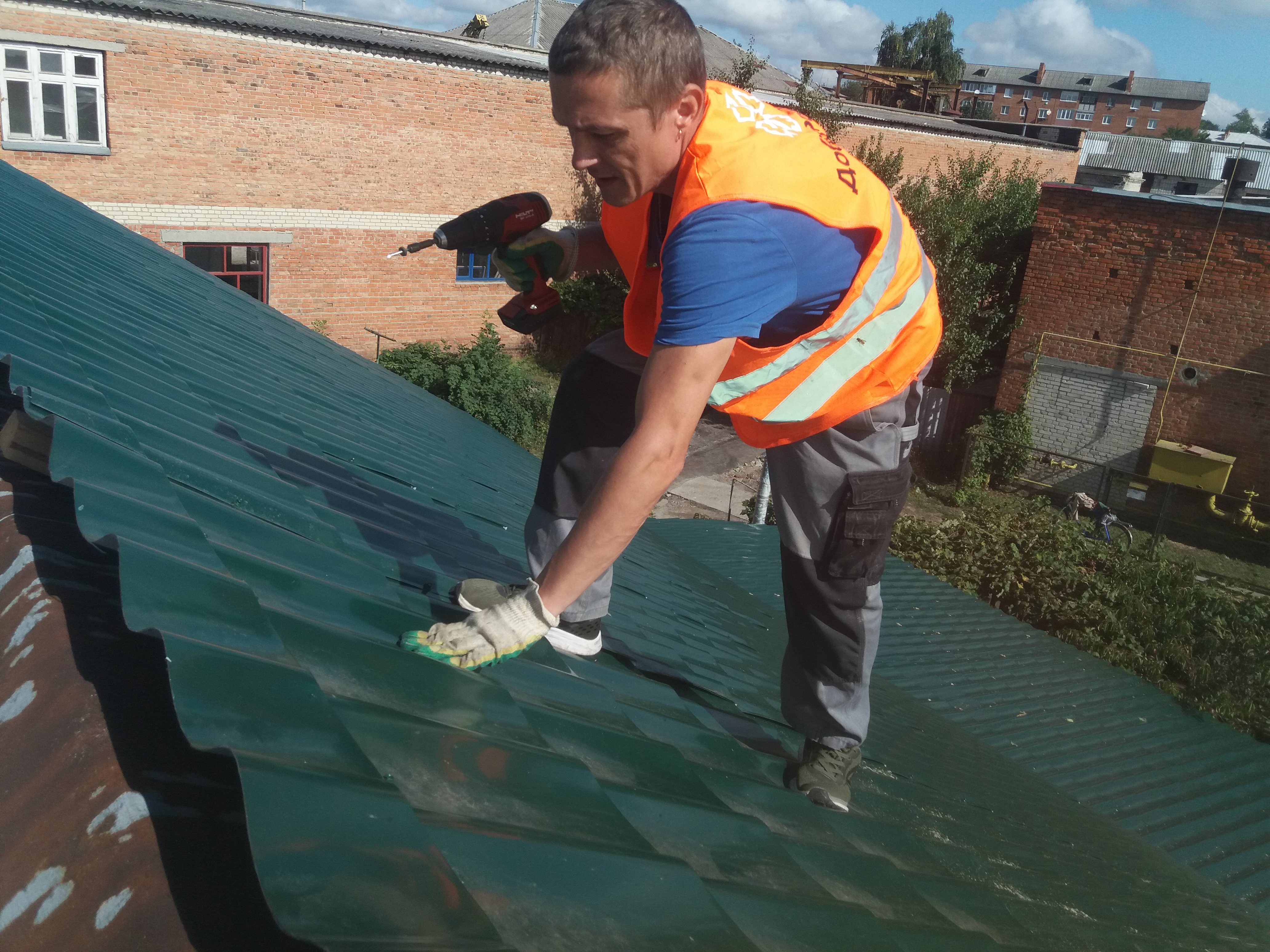 Найзатребуваніша допомога волонтерів — ремонт дахів будинків